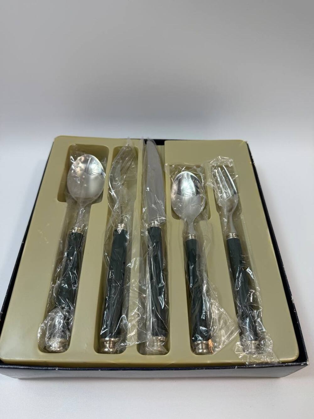 Astoria 20 Pc Flatware Set 18/10 Stainless Steel Home Essentials 2.58 lb New